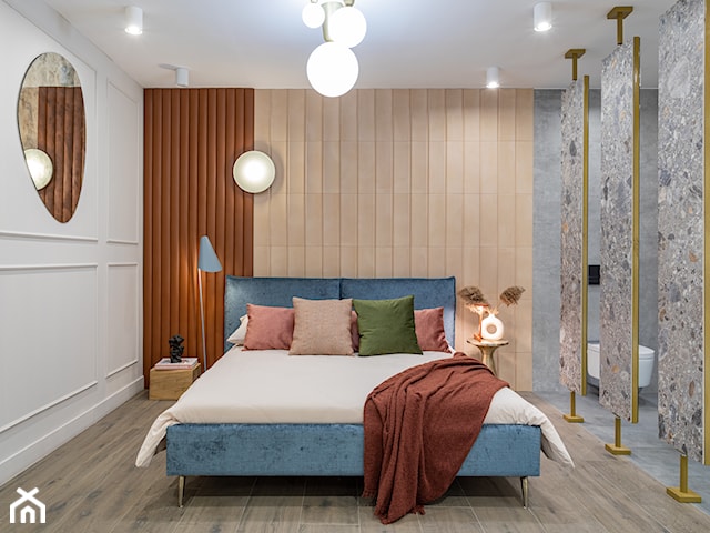 Nowoczesna sypialnia z elementami rudości i niebieskiego połączona z sypialnią