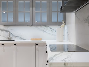 Biała kuchnia z elementami marmuru - zdjęcie od Maxfliz Salony Wyposażenia Wnętrz