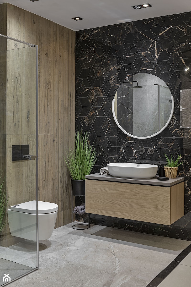 Łazienka z czarną mozaiką i płytkami drewnopodobnymi - zdjęcie od Maxfliz Salony Wyposażenia Wnętrz