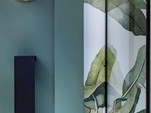 Kolorowy sufit i tapeta w łazience – aranżacja w różu i zieleni - zdjęcie od Maxfliz Salony Wyposażenia Wnętrz