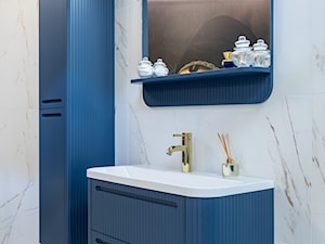 Łazienka z wanną i ozdobną tapetą - zdjęcie od Maxfliz Salony Wyposażenia Wnętrz