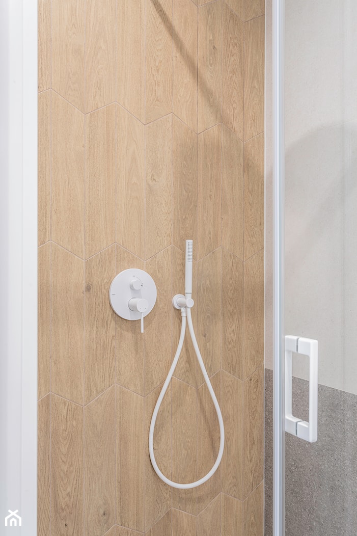 Łazienka z białą wanną, prysznicem i płytkami drewnopodobnymi - zdjęcie od Maxfliz Salony Wyposażenia Wnętrz - Homebook