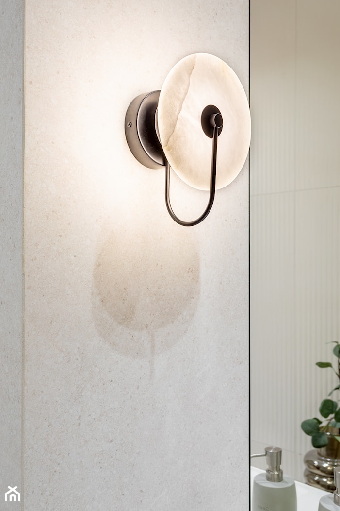 Jasna łazienka z wanną – inspiracja w stylu warm minimalism - zdjęcie od Maxfliz Salony Wyposażenia Wnętrz - Homebook