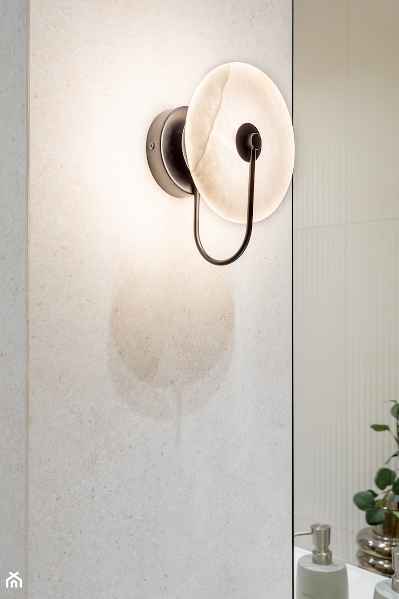 Jasna łazienka z wanną – inspiracja w stylu warm minimalism - zdjęcie od Maxfliz Salony Wyposażenia Wnętrz