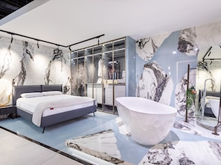 Elegancka sypialnia z wanną i błękitnymi płytkami z elementami marmuru