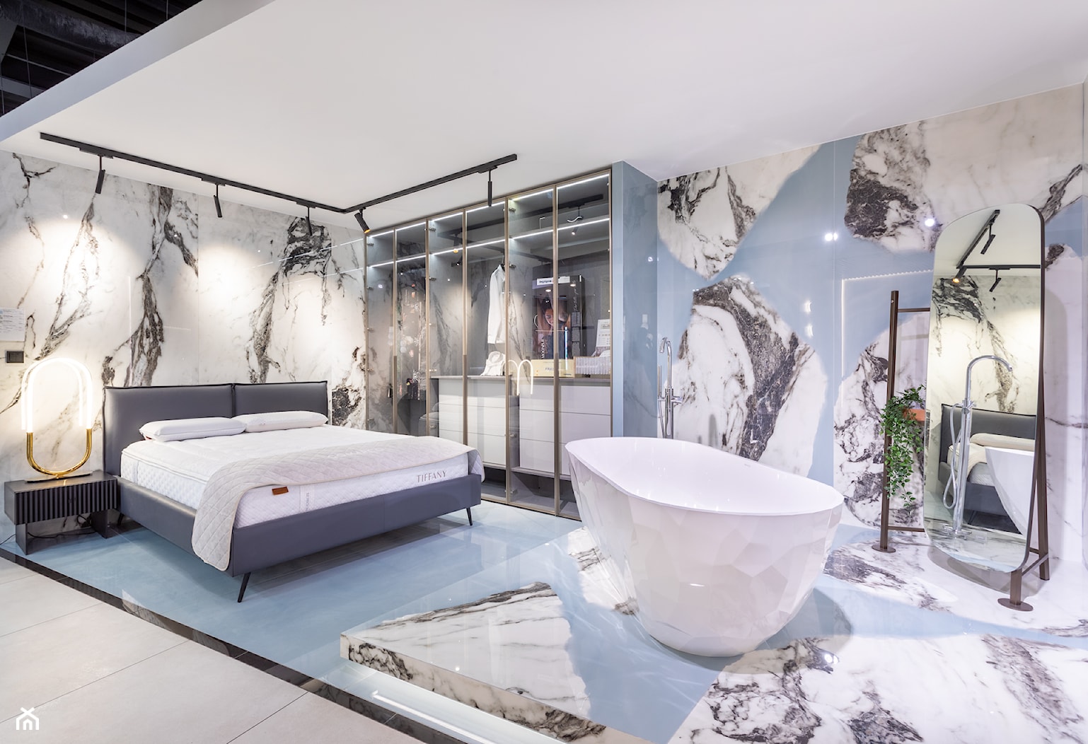 Elegancka sypialnia z wanną i błękitnymi płytkami z elementami marmuru - zdjęcie od Maxfliz Salony Wyposażenia Wnętrz - Homebook