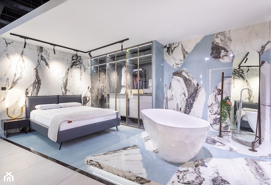 Elegancka sypialnia z wanną i błękitnymi płytkami z elementami marmuru - zdjęcie od Maxfliz Salony Wyposażenia Wnętrz