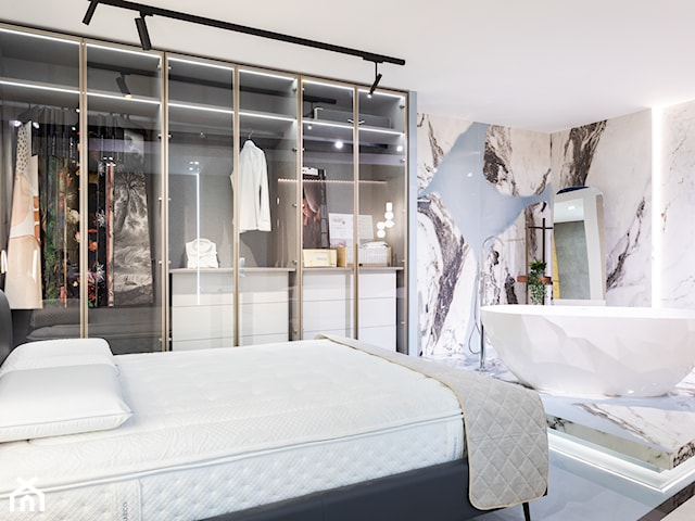 Elegancka sypialnia z wanną i błękitnymi płytkami z elementami marmuru