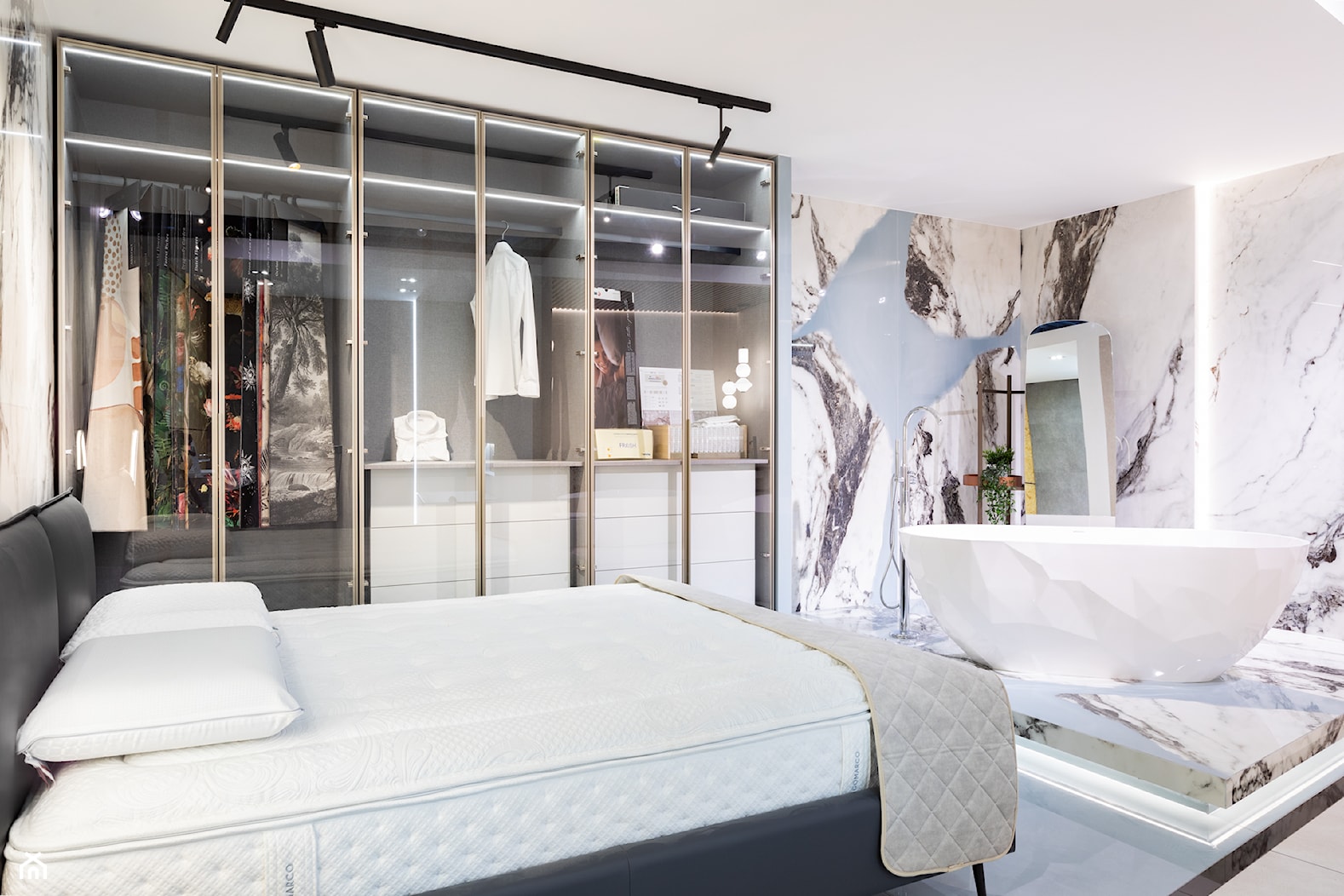 Elegancka sypialnia z wanną i błękitnymi płytkami z elementami marmuru - zdjęcie od Maxfliz Salony Wyposażenia Wnętrz - Homebook