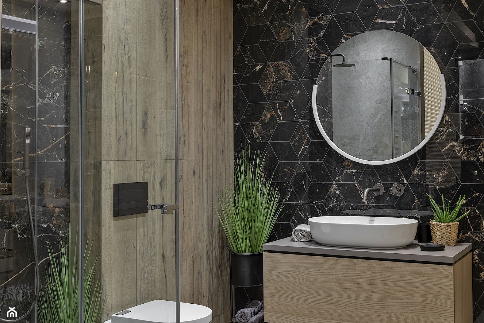 Łazienka z czarną mozaiką i płytkami drewnopodobnymi - zdjęcie od Maxfliz Salony Wyposażenia Wnętrz - Homebook