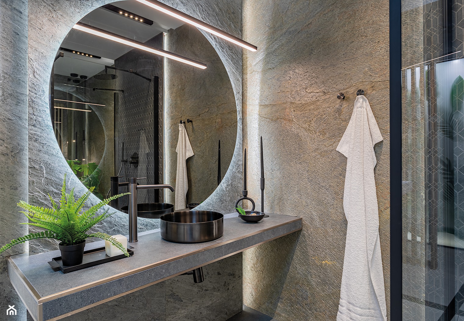 Łazienka z prysznicem – inspiracja z ciemnym kamieniem - zdjęcie od Maxfliz Salony Wyposażenia Wnętrz - Homebook
