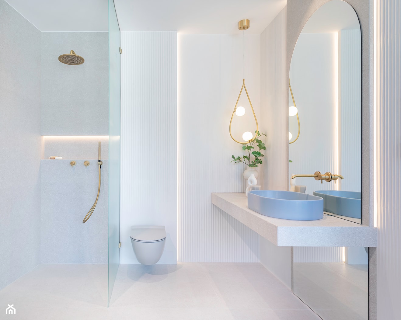 Łazienka z prysznicem w delikatnych kolorach – inspiracja w błękicie i złocie - zdjęcie od Maxfliz Salony Wyposażenia Wnętrz - Homebook