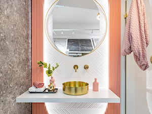 Nowoczesna łazienka z prysznicem – inspiracja z lastryko i różowym akcentem