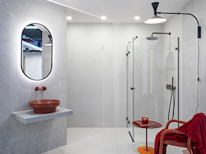 Łazienka z prysznicem i szarymi płytkami w połączeniu z czerwoną armaturą Gessi
