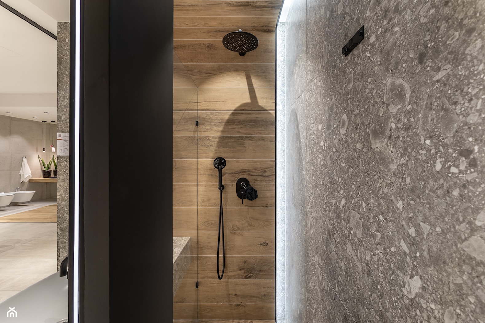 Nowoczesna łazienka z prysznicem w drewnie i terrazzo - zdjęcie od Maxfliz Salony Wyposażenia Wnętrz - Homebook