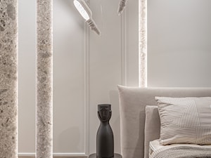 Klasyczna sypialnia – inspiracje w bieli i szarości - zdjęcie od Maxfliz Salony Wyposażenia Wnętrz