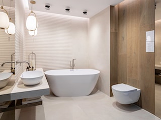 Beżowa łazienka z wanną wolnostojącą i dekoracyjnymi płytkami
