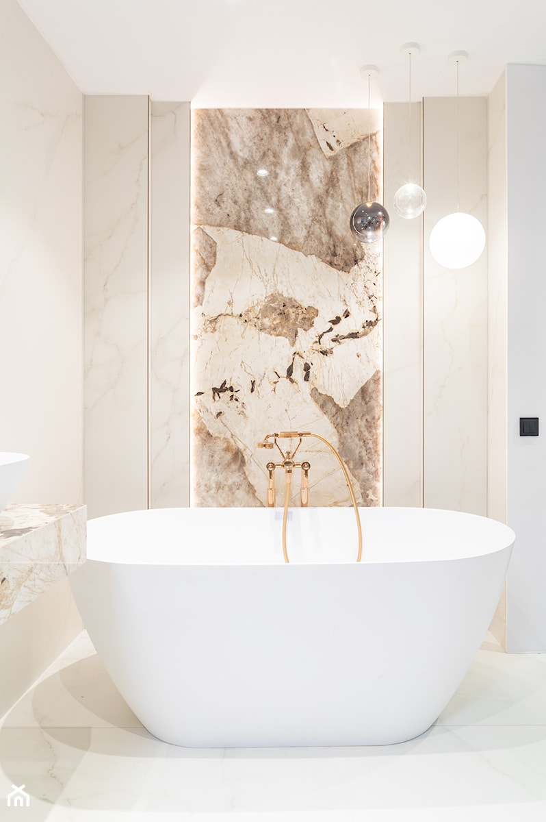 Elegancka łazienka z wanną wolnostojącą i złotą armaturą - zdjęcie od Maxfliz Salony Wyposażenia Wnętrz