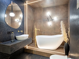 Ciemna łazienka z wanną wolnostojącą - zdjęcie od Maxfliz Salony Wyposażenia Wnętrz