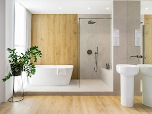 Mała łazienka z wanną wolnostojącą i prysznicem w szarości oraz drewnie