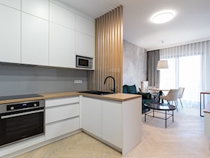 Nowoczesny apartament z sypialnią – eleganckie drewno i zieleń 