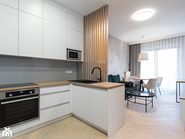 Nowoczesny apartament z sypialnią – eleganckie drewno i zieleń 