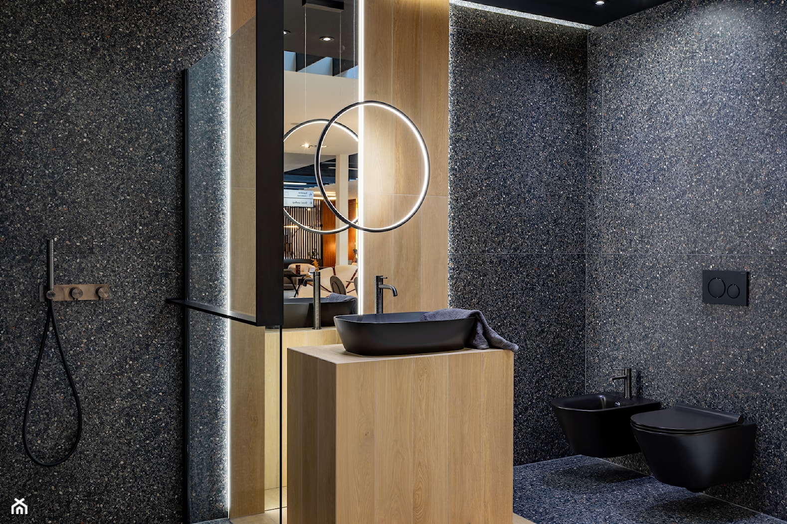 Czarna łazienka z prysznicem – inspiracja z drewnem - zdjęcie od Maxfliz Salony Wyposażenia Wnętrz - Homebook