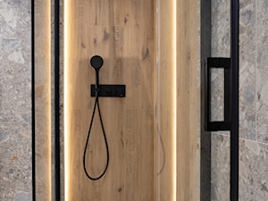 Terrazzo i drewno w nowoczesnej łazience z czarnymi akcentami - zdjęcie od Maxfliz Salony Wyposażenia Wnętrz
