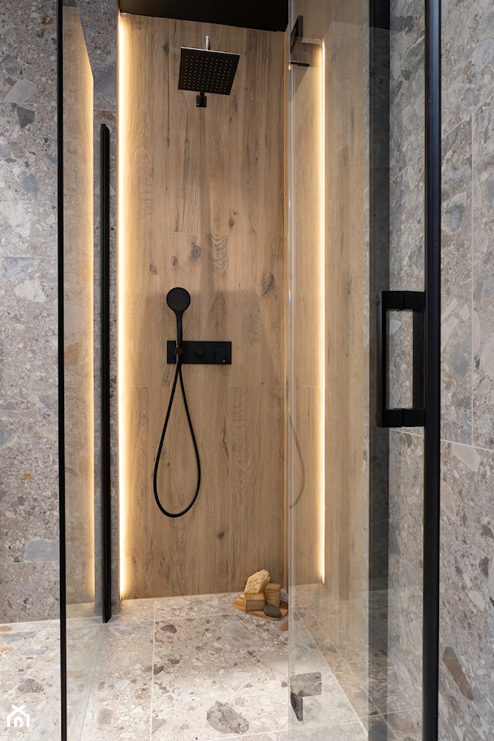 Terrazzo i drewno w nowoczesnej łazience z czarnymi akcentami - zdjęcie od Maxfliz Salony Wyposażenia Wnętrz - Homebook