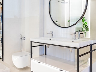 Biała łazienka z wanną – pomysł na aranżację małego wnętrza