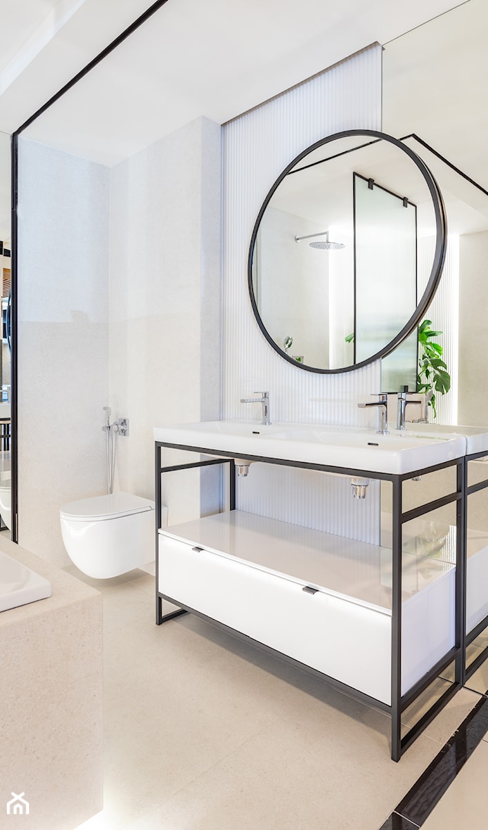 Biała łazienka z wanną – pomysł na aranżację małego wnętrza - zdjęcie od Maxfliz Salony Wyposażenia Wnętrz