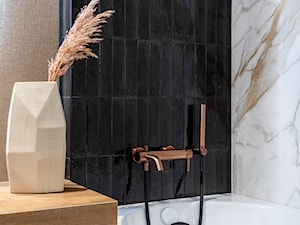 Łazienna z wanną – czarne płytki i marmur w salonie Maxfliz Wrocław - zdjęcie od Maxfliz Salony Wyposażenia Wnętrz