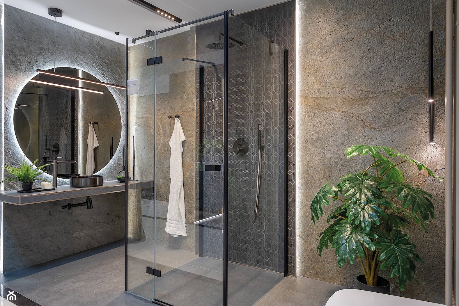 Łazienka z prysznicem – inspiracja z ciemnym kamieniem - zdjęcie od Maxfliz Salony Wyposażenia Wnętrz - Homebook