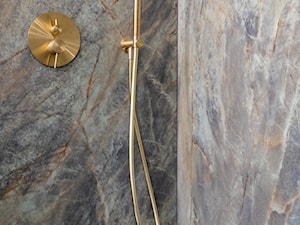 Elegancka łazienka ze złotymi detalami i płytkami Cerrad x La Mania Home - zdjęcie od Maxfliz Salony Wyposażenia Wnętrz