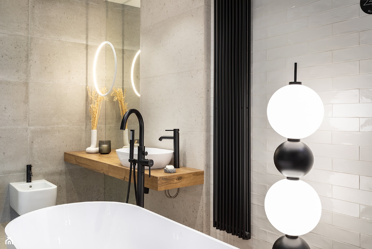 Nowoczesna łazienka z wanną – inspiracja z betonem i drewnem - zdjęcie od Maxfliz Salony Wyposażenia Wnętrz - Homebook