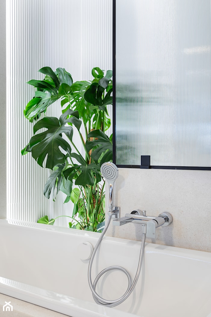Biała łazienka z wanną – pomysł na aranżację małego wnętrza - zdjęcie od Maxfliz Salony Wyposażenia Wnętrz - Homebook