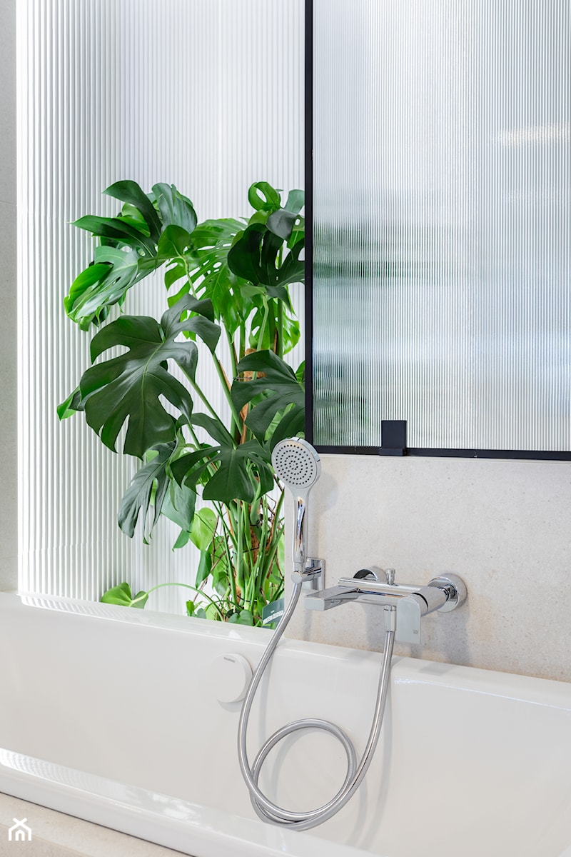 Biała łazienka z wanną – pomysł na aranżację małego wnętrza - zdjęcie od Maxfliz Salony Wyposażenia Wnętrz