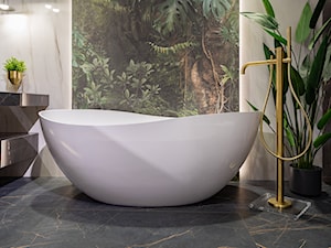 Czarna łazienka z wanną wolnostojącą i tapetą z motywem roślinnym - zdjęcie od Maxfliz Salony Wyposażenia Wnętrz