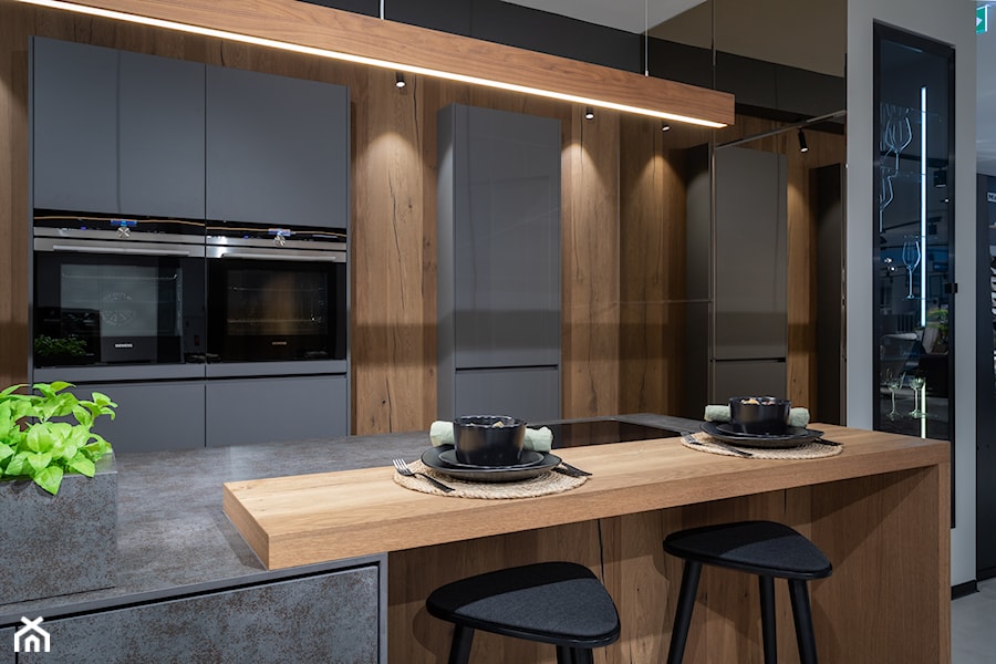 Nowoczesna kuchnia z elementami szkła i drewna - zdjęcie od Maxfliz Salony Wyposażenia Wnętrz