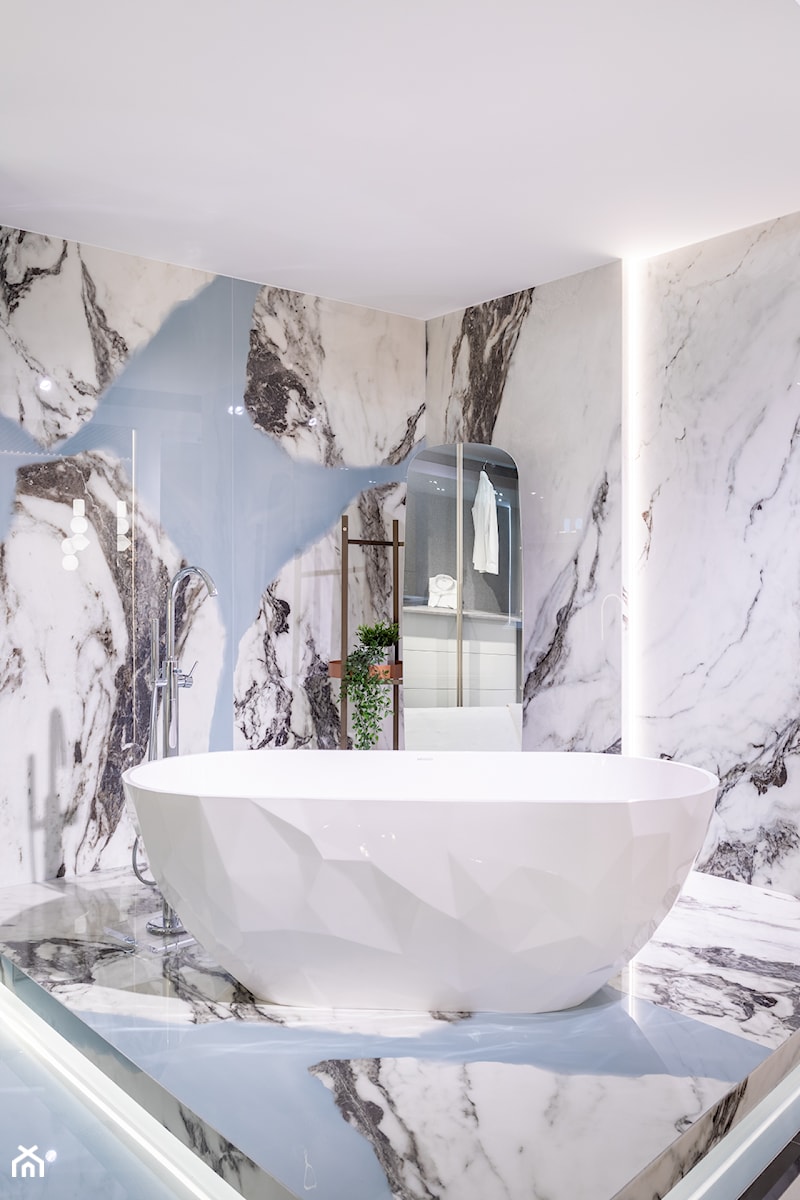 Elegancka sypialnia z wanną i błękitnymi płytkami z elementami marmuru - zdjęcie od Maxfliz Salony Wyposażenia Wnętrz