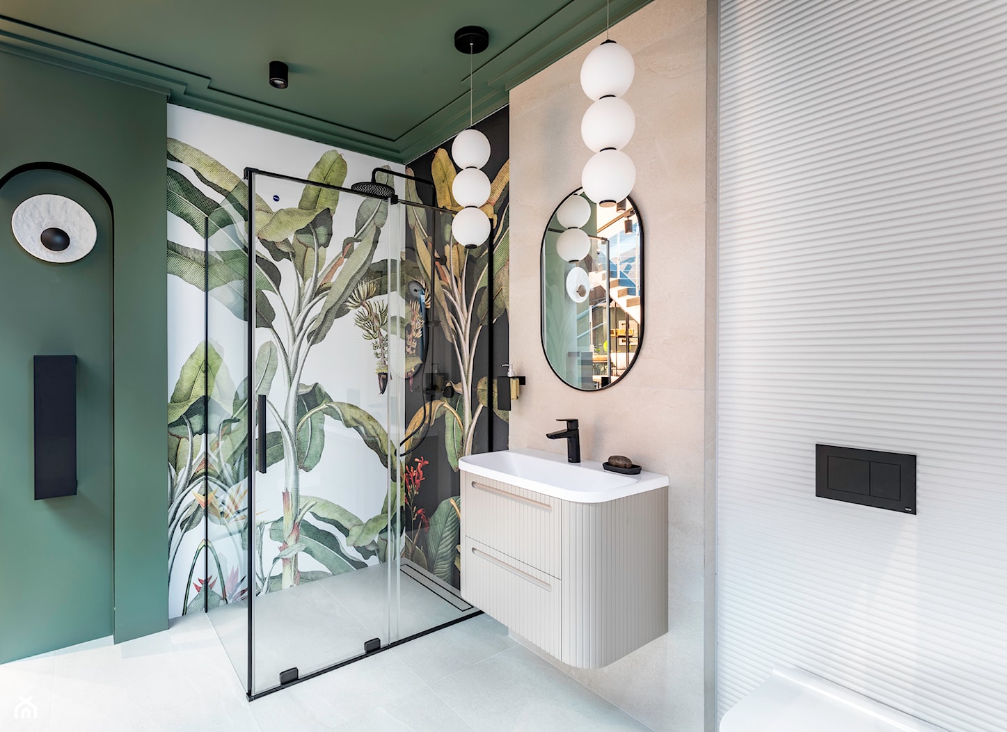 Kolorowy sufit i tapeta w łazience – aranżacja w różu i zieleni - zdjęcie od Maxfliz Salony Wyposażenia Wnętrz - Homebook