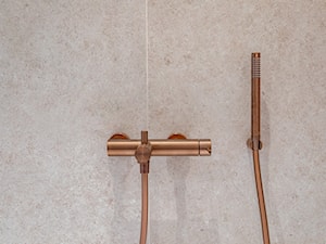 Łazienka z wanną i armaturą w szczotkowanej miedzi z drewnianym akcentem - zdjęcie od Maxfliz Salony Wyposażenia Wnętrz