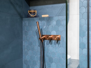 Łazienka z prysznicem i tapetą w niebieskich kolorach
