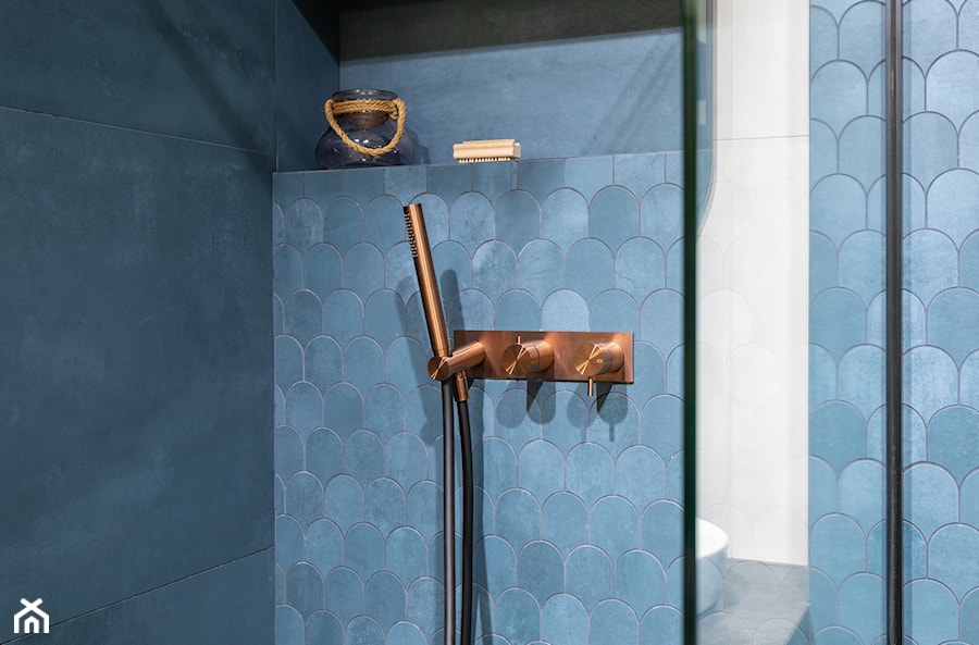 Łazienka z prysznicem i tapetą w niebieskich kolorach - zdjęcie od Maxfliz Salony Wyposażenia Wnętrz