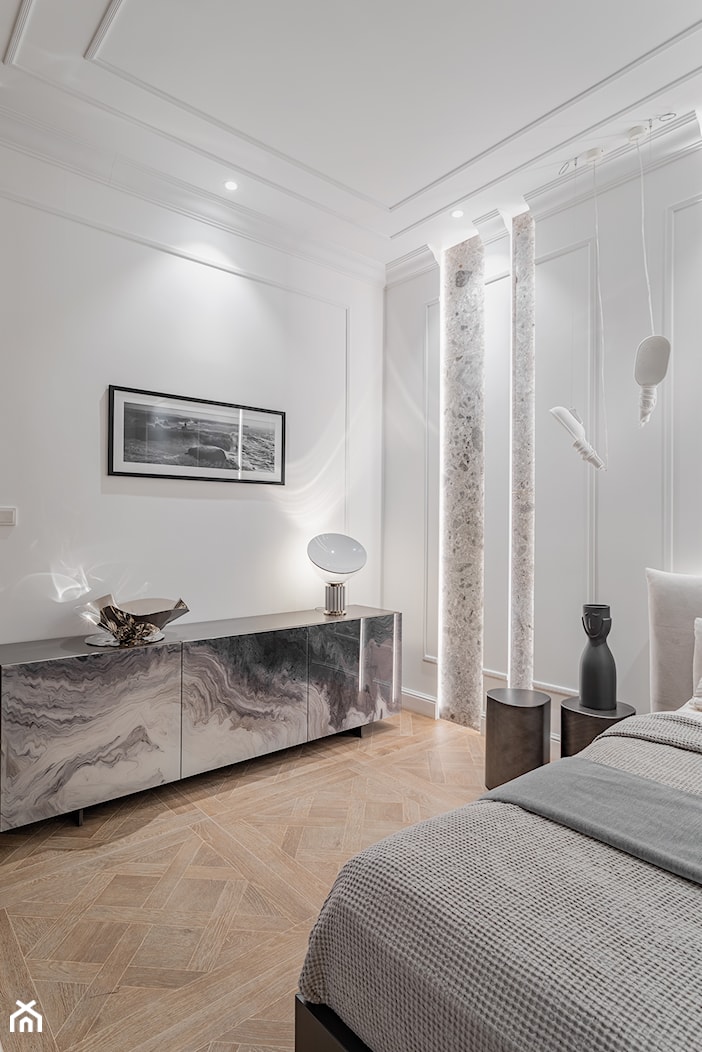 Klasyczna sypialnia – inspiracje w bieli i szarości - zdjęcie od Maxfliz Salony Wyposażenia Wnętrz - Homebook