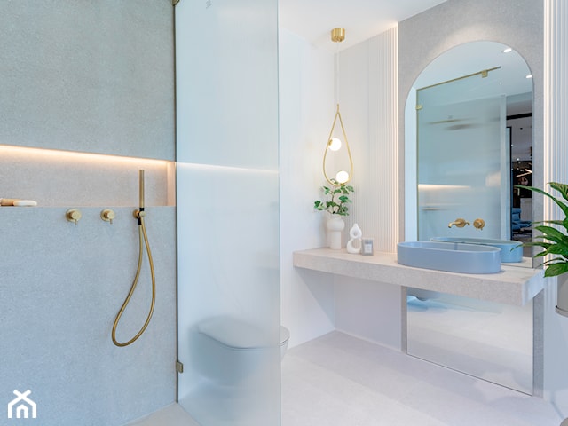 Łazienka z prysznicem w delikatnych kolorach – inspiracja w błękicie i złocie