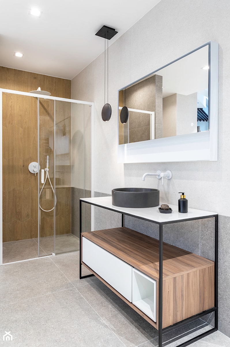 Łazienka z białą wanną, prysznicem i płytkami drewnopodobnymi - zdjęcie od Maxfliz Salony Wyposażenia Wnętrz