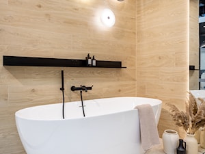 Nowoczesna łazienka z wanną wolnostojącą i płytkami drewnopodobnymi - zdjęcie od Maxfliz Salony Wyposażenia Wnętrz