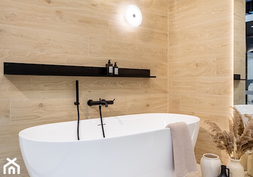 Nowoczesna łazienka z wanną wolnostojącą i płytkami drewnopodobnymi - zdjęcie od Maxfliz Salony Wyposażenia Wnętrz