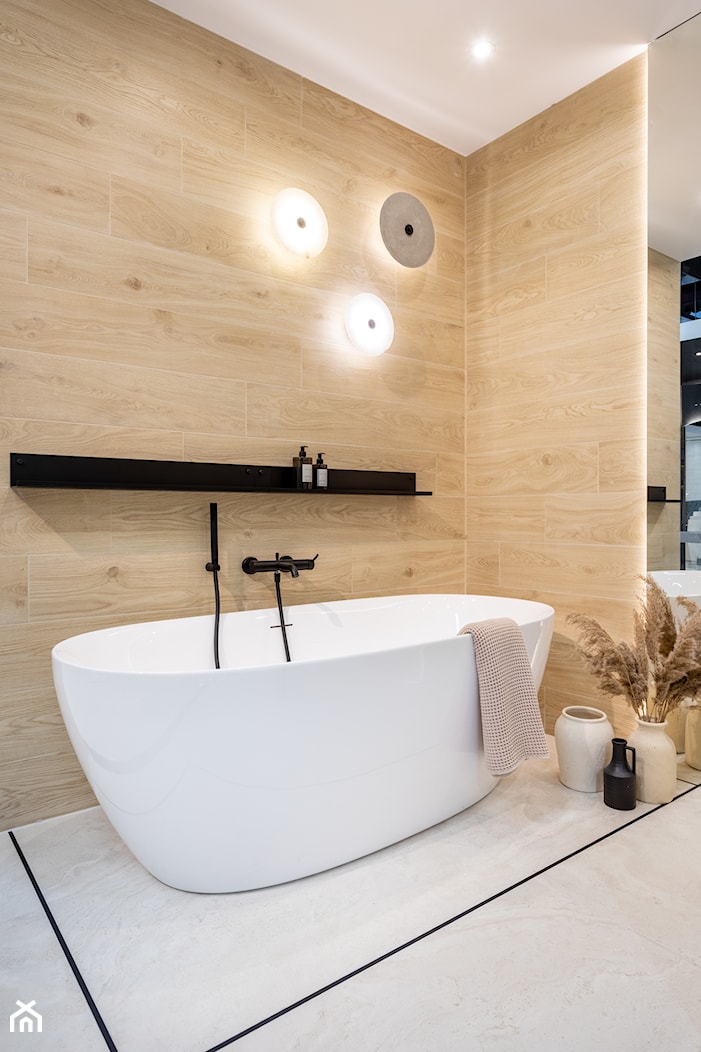 Nowoczesna łazienka z wanną wolnostojącą i płytkami drewnopodobnymi - zdjęcie od Maxfliz Salony Wyposażenia Wnętrz - Homebook